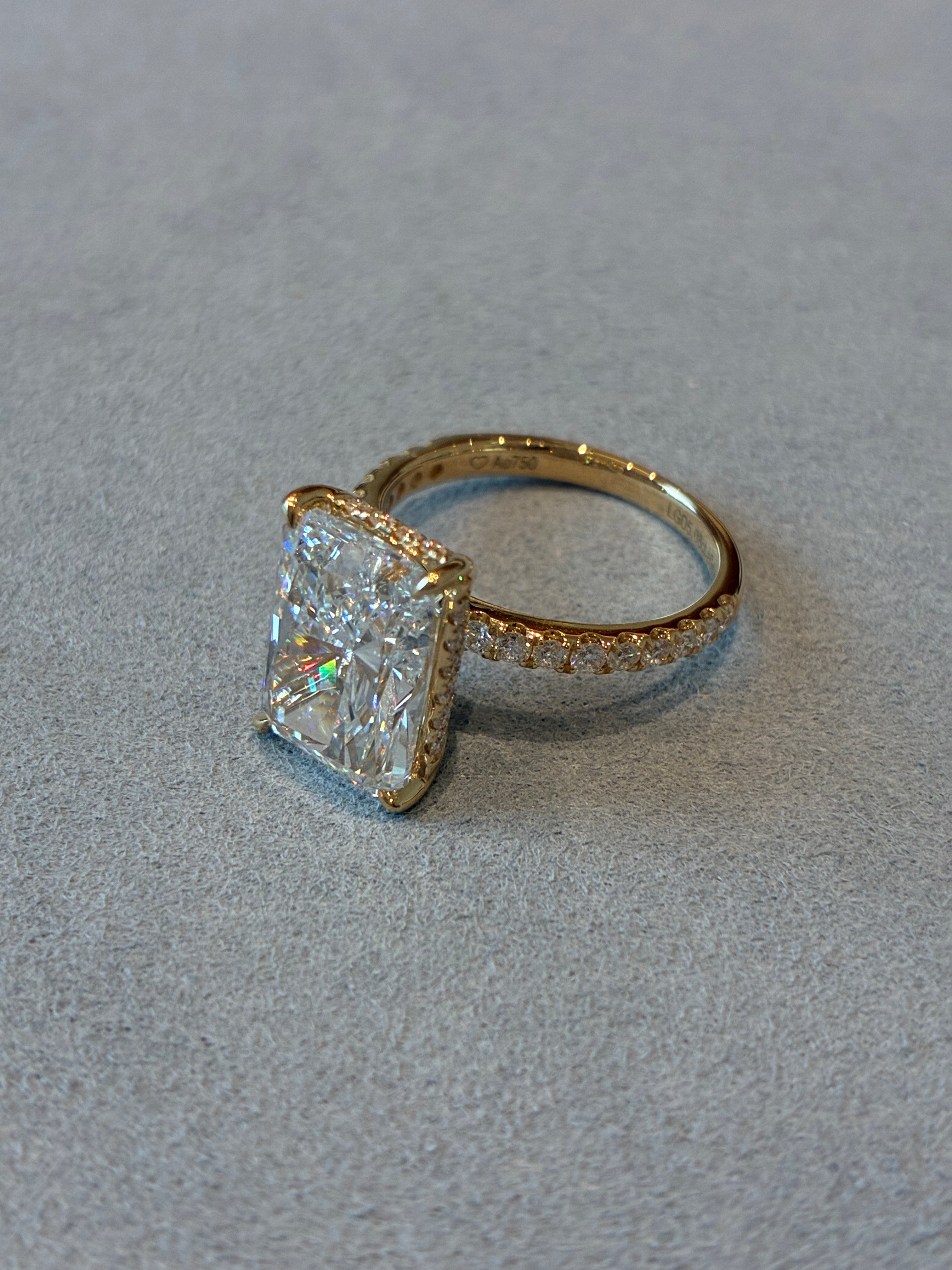 18 K Yellow Gold Radiant Cut 5.08ct Side Stone 0.486ct/38p