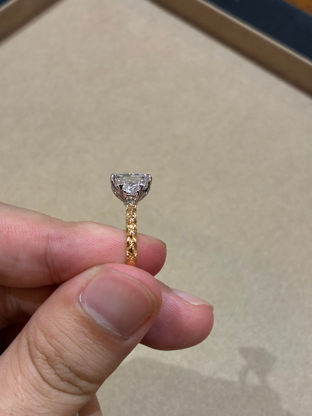 For Towns,Three stones Ring,Two tones,18 K Gold,Main stone 3.06ct D VVS2,side stone 0,65ct/10p