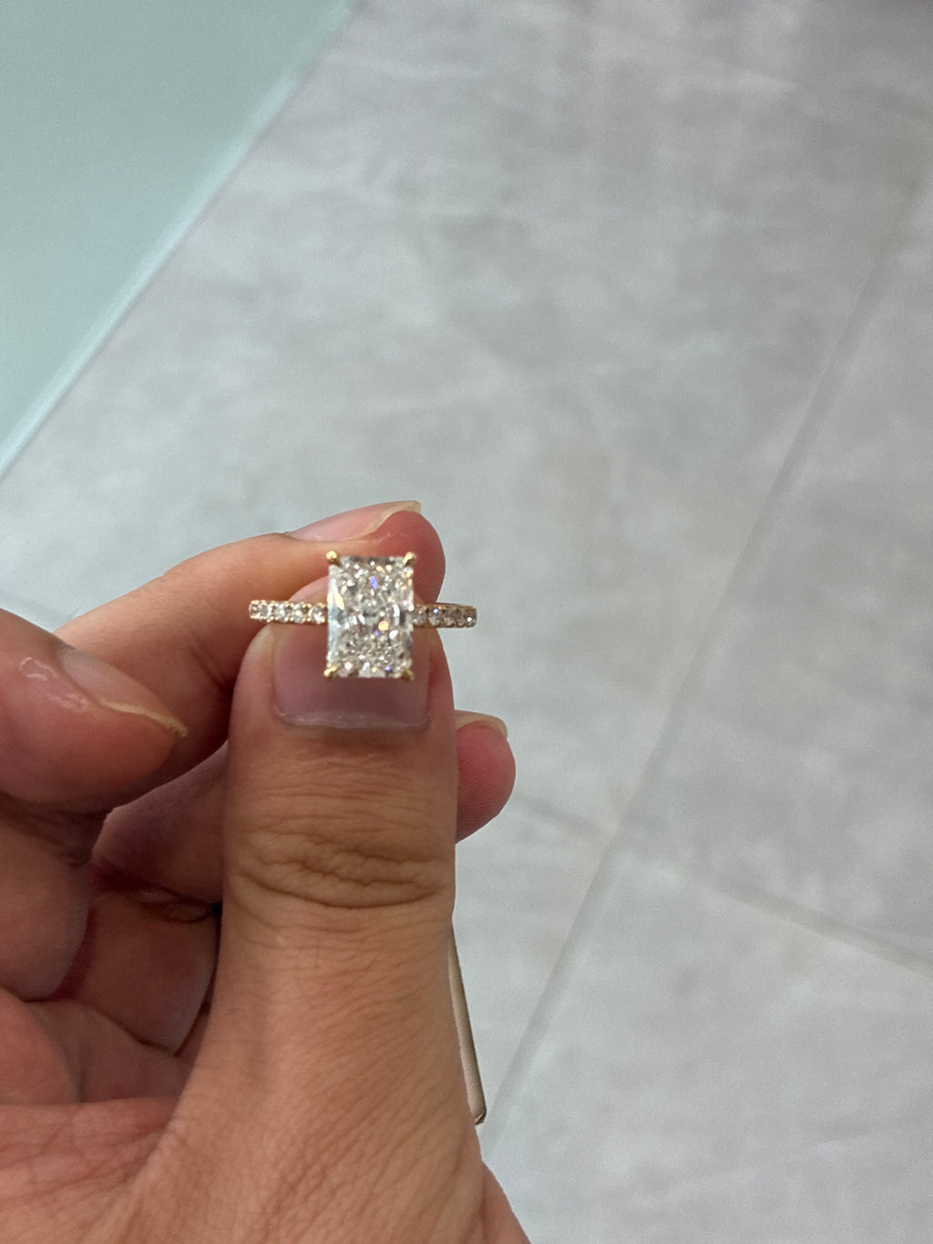For Sarah,18k white gold.radiant 3ct,side stone 0.48ct /32piece