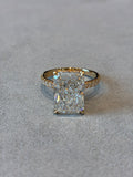 18 K Yellow Gold Radiant Cut 5.08ct Side Stone 0.486ct/38p