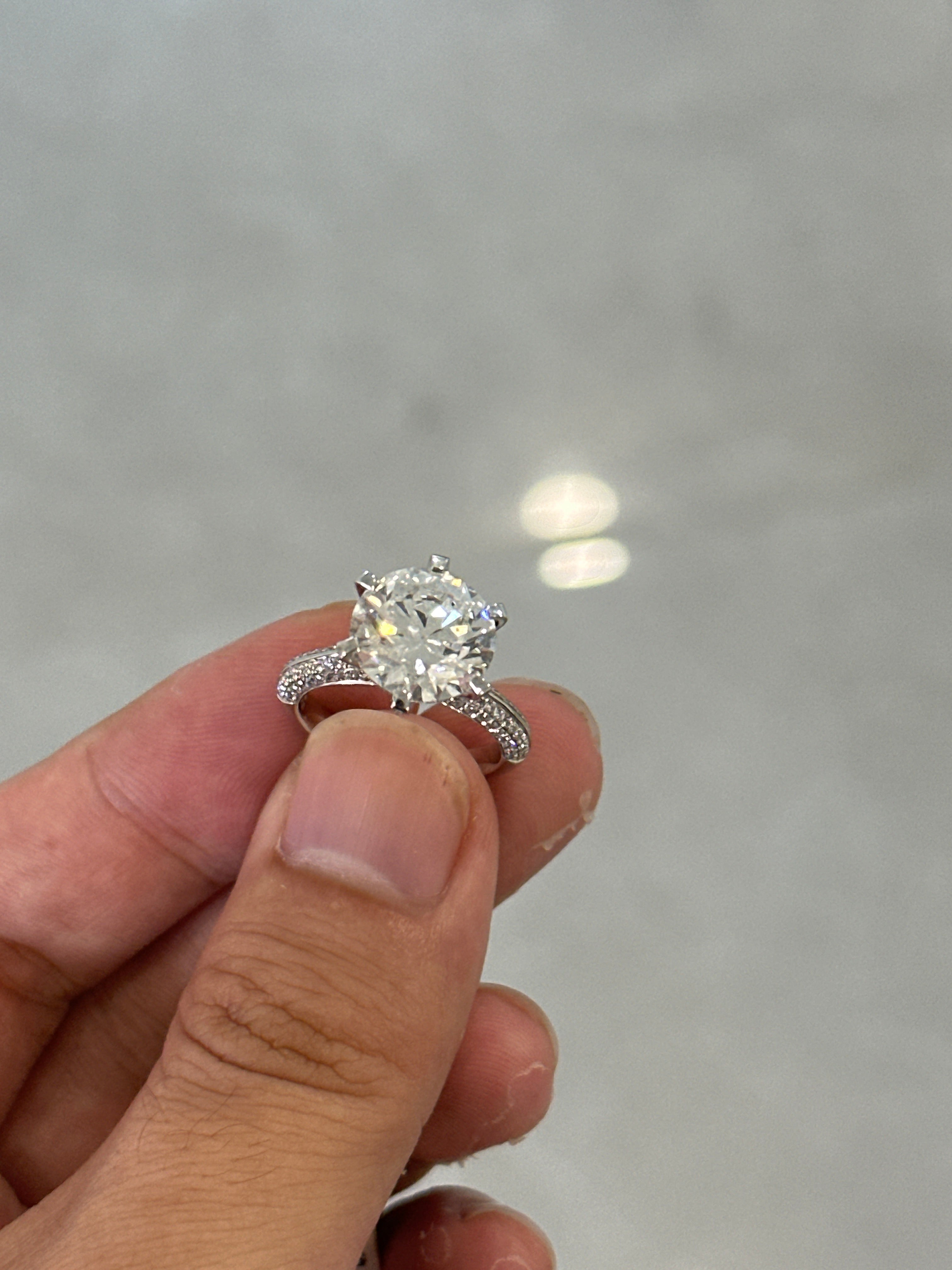 For deewaslike,5ct round center stone,pave band,6 prongs