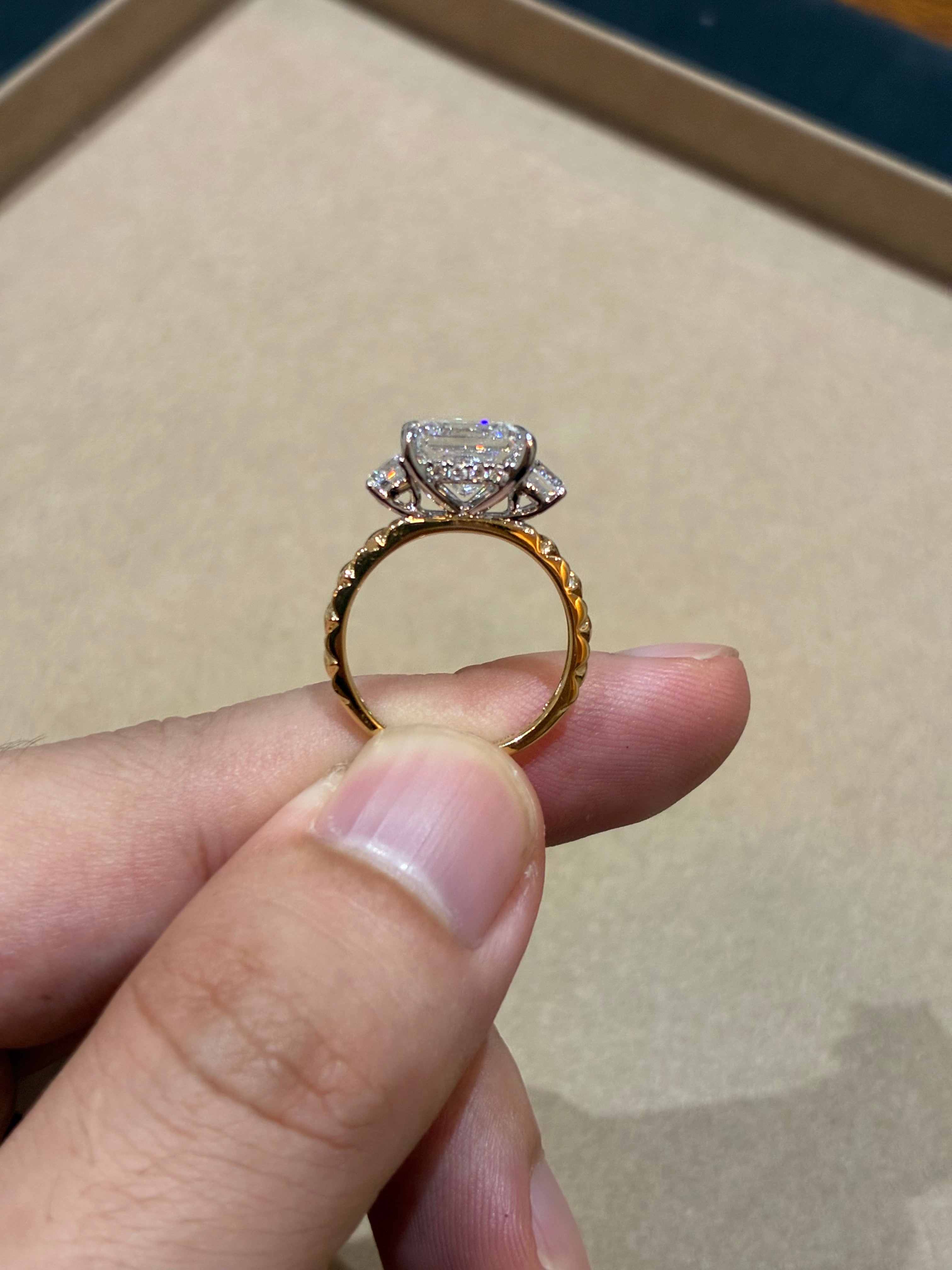 For Towns,Three stones Ring,Two tones,18 K Gold,Main stone 3.06ct D VVS2,side stone 0,65ct/10p
