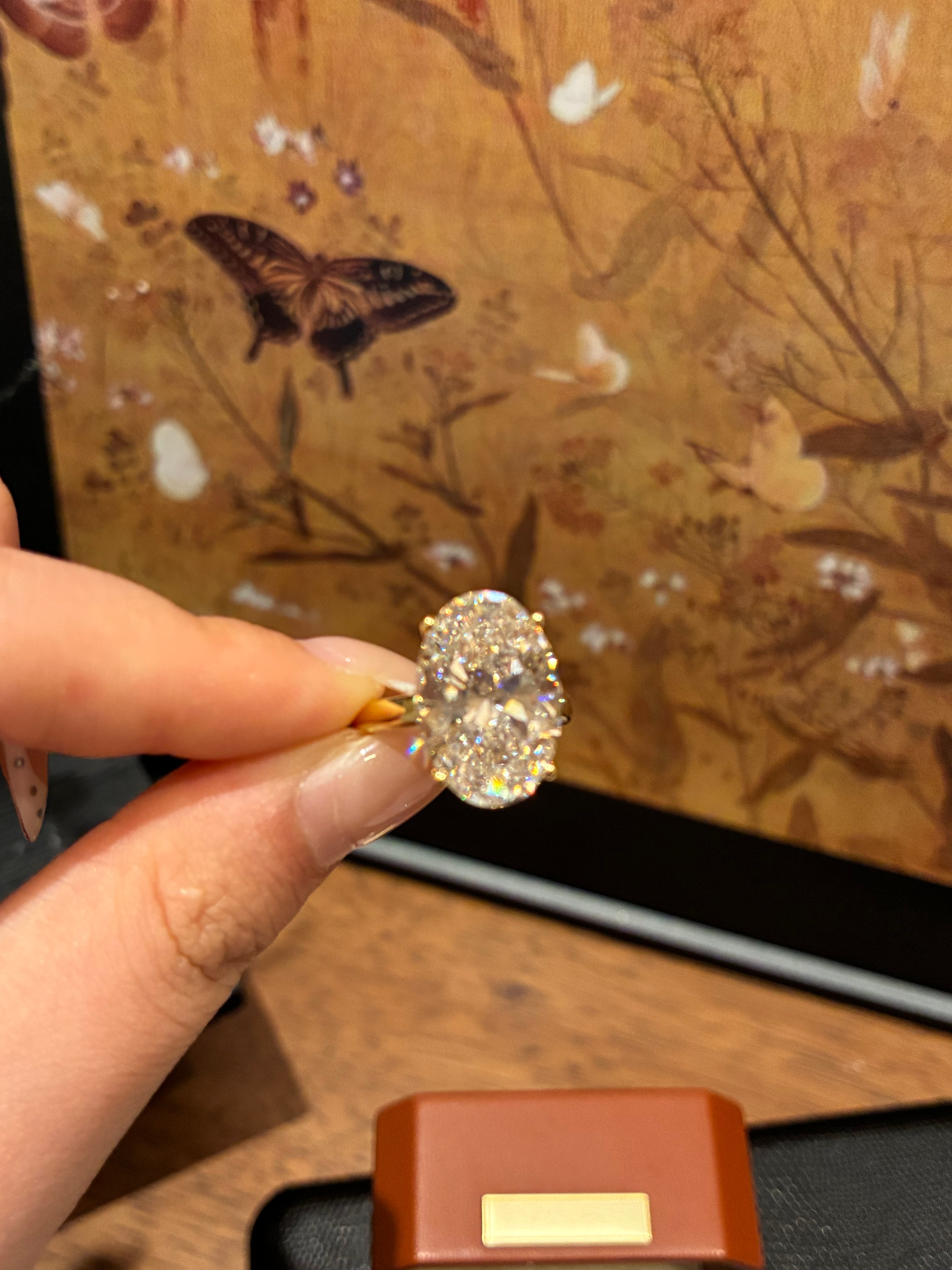 Solitaire Ring With Hidden Halo 18K Yellow Gold Oval Cut 10.58ct E/VVS2 2EX side stone 0.169ct/28p
