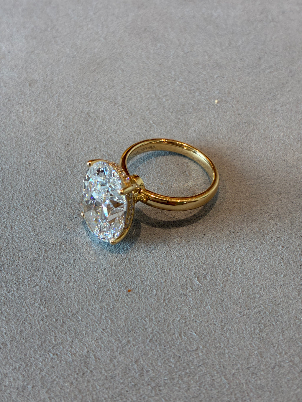Solitaire Ring With Hidden Halo 18K Yellow Gold Oval Cut 10.58ct E/VVS2 2EX side stone 0.169ct/28p