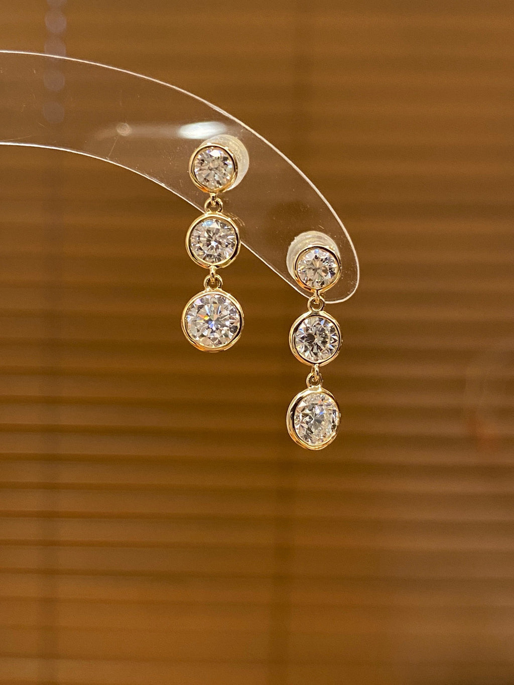 Stud Earring  2.076ct /6p           |Oval Cut     |From small to big                         |14K Yellow Gold