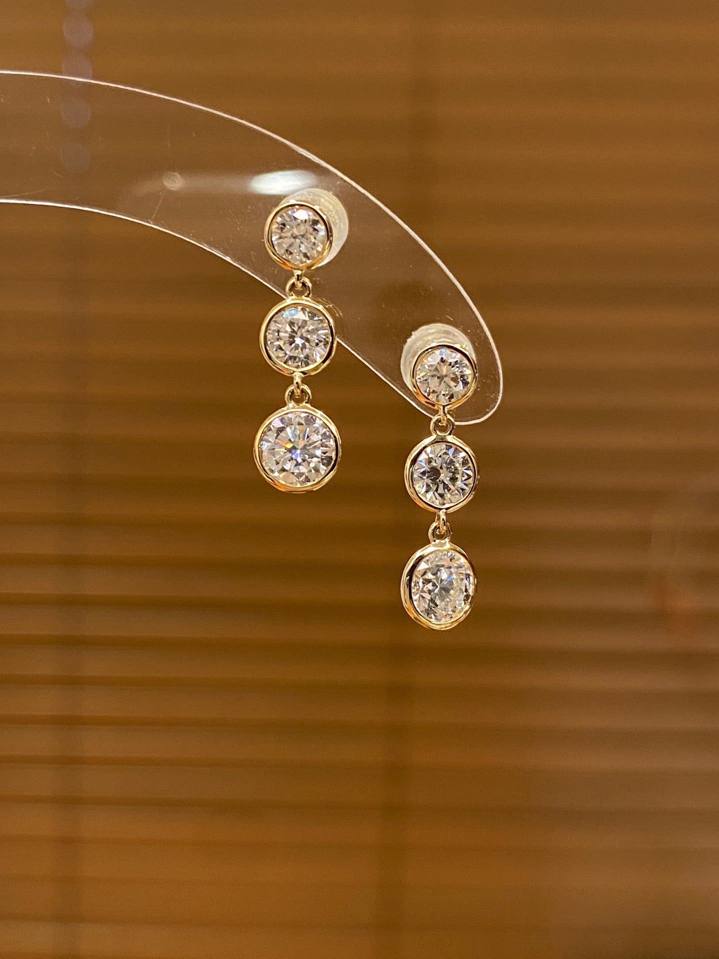 Stud Earring  2.076ct /6p           |Oval Cut     |From small to big                         |14K Yellow Gold