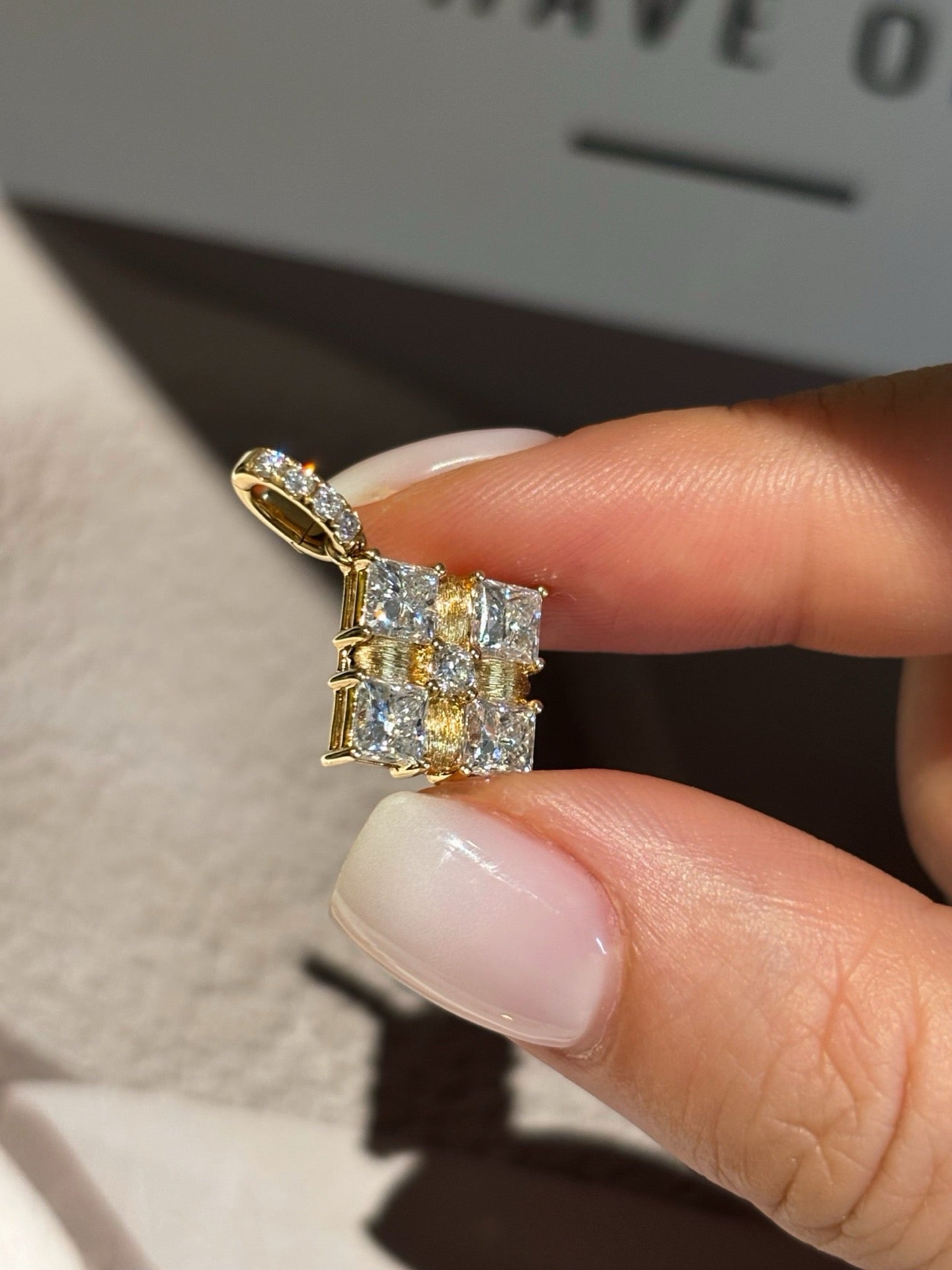 Pendant Only Without Chain     P1:0.5ct/6p    P2:1.55ct/9          18K Yellow Gold/A set