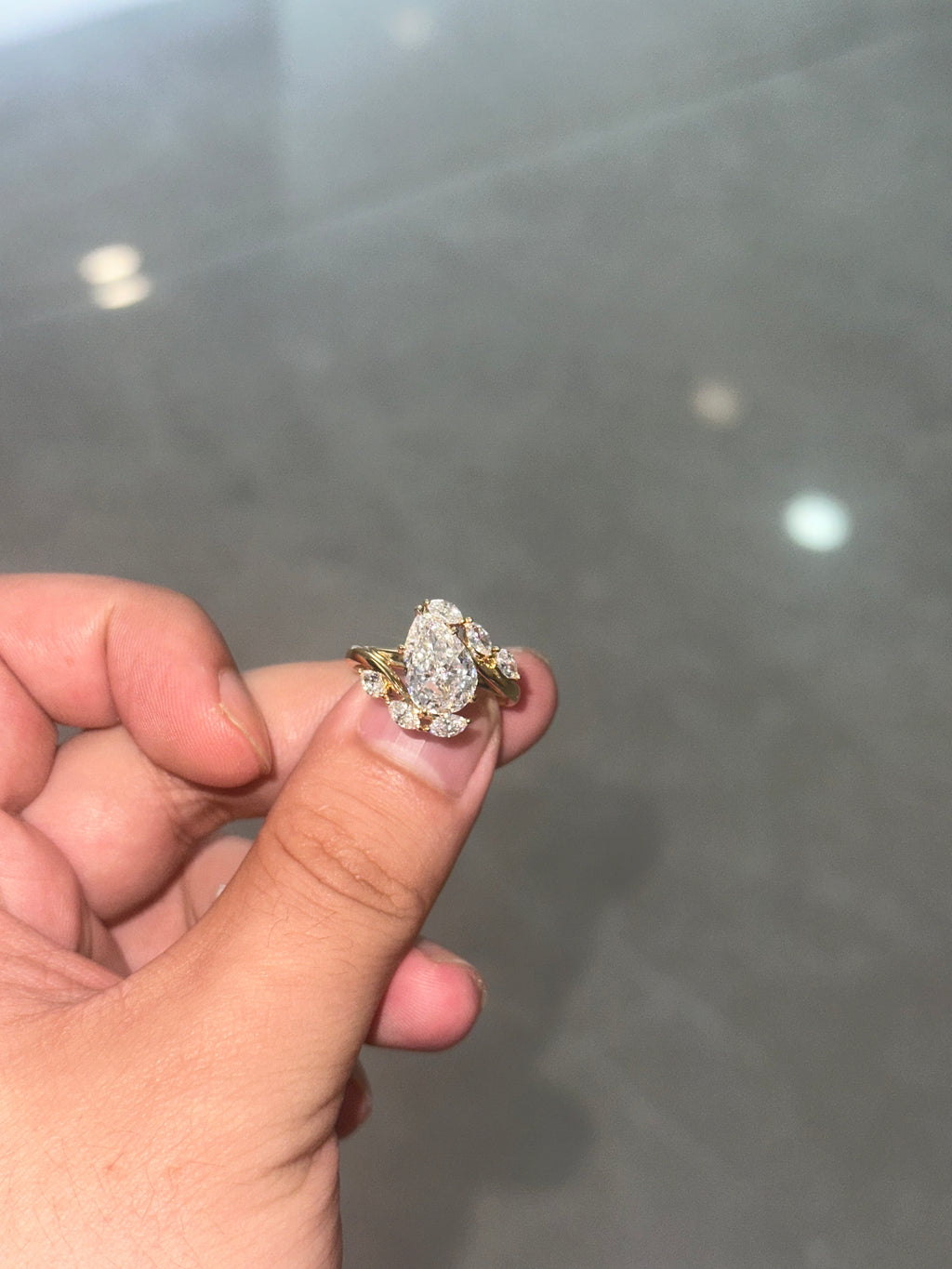For Going,thinner band,18k yellow gold,centerstone pear shape 3ct E VVS2,side stone 0.6ct/6 piece