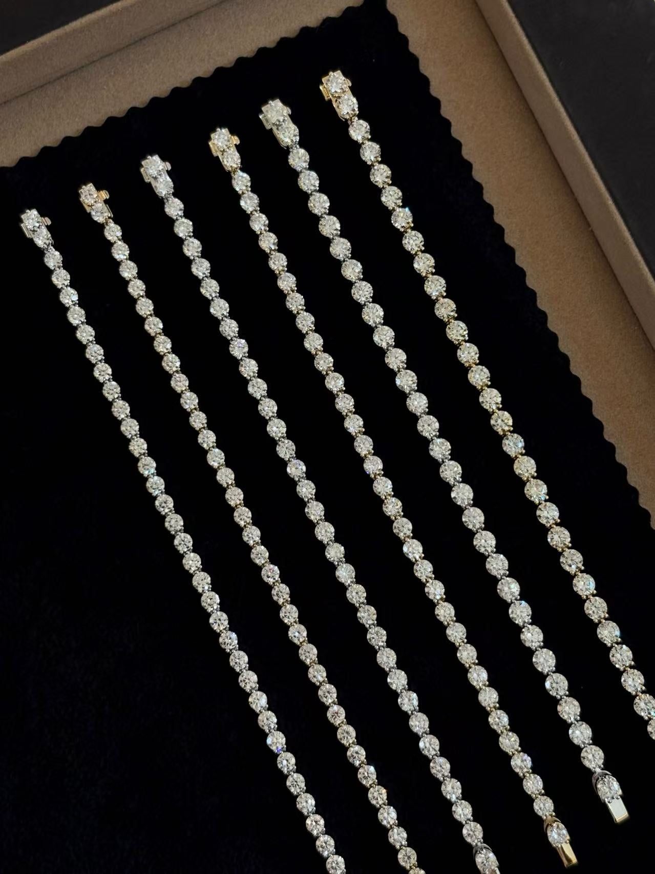18K Gold Round Diamond Tennis Bracelets - Elegant Sparkle in Every Clasp